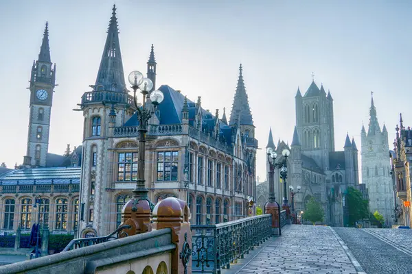 St. Michaels BridgeSint-Michielskerk, St. Nicholas ChurchSint-Niklaasker, Belfory, Gent 'teki eski postane ve Gent' teki geleneksel binalar güzel bir ortaçağ şehri, Belçika 'nın Flaman Bölgesi,