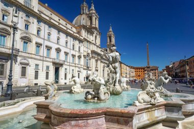 Piazza Navona ve Fountain of Four River Fontana dei Quattro Fiumi Roma 'da güneşli bir günde, İtalya