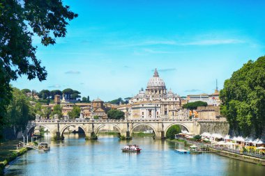 Vatikan 'ın Citta di Vaticano kentindeki Aziz Peters Bazilikası' nın panoramik manzarası güneşli bir günde, Roma, İtalya