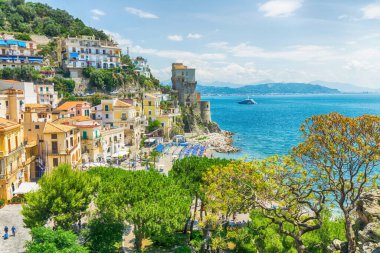Akdeniz köyünün panoramik manzarası Cetara ve plajda dinlenen insanlar, Campania, İtalya