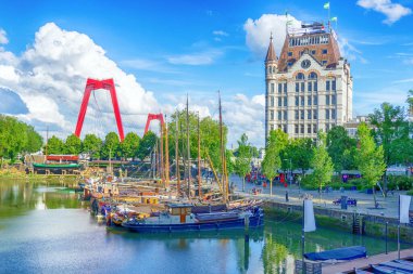 Rotterdam 'daki Oude Haven manzarası. Rotterdam, Hollanda' da yatları ve tekneleri var.