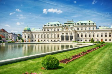 Güzel Yukarı Belvedere Sarayı Yazın çeşmede yansıması olan, Viyana, Avusturya