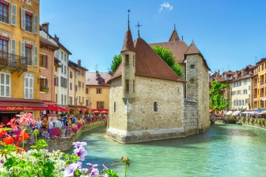 Fransa 'nın Annecy kentindeki Isle Sarayı ve Thiou Nehri seti.