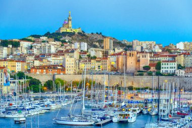 Vieux Limanı 'nın eski limanı ve Notre-Dame de la Garde Bazilikası gün batımında tepede, Marsilya, Fransa