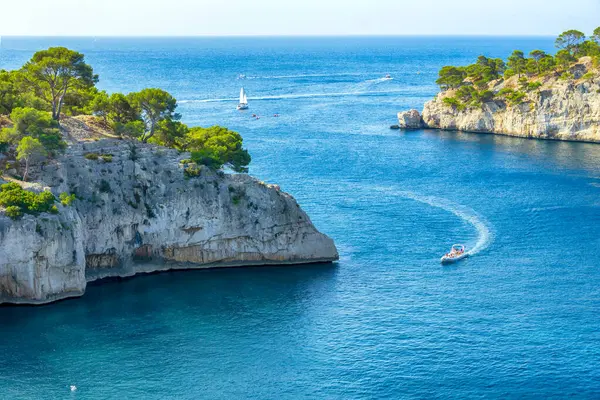 Calanques Körfezi 'ndeki tekneler Ulusal Park Parkları Ulusal des Calanques, Fransız fiyortları, Marsilya, Provence, Fransa