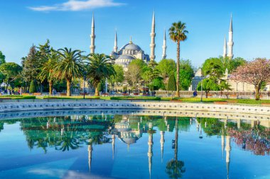 Mavi Cami ya da Sultan Ahmet Camii İstanbul, Türkiye 'deki çeşmenin suyuna yansıdı