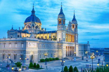 Madrid, İspanya 'da gün batımında Almudena Kraliyet Katedrali