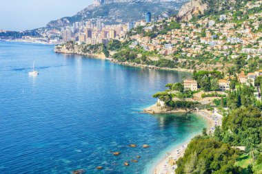 Güzel sahil manzarası, villaları ve yazları Nice yakınlarında evleri olan Fransız RivieraCote dAzur, Fransa