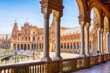 İspanya 'nın en güzel manzarası Sevilla' da Kare Plaza de Espana güneşli bir günde, Endülüs İspanya