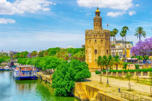 Güneşli bir günde Guadalquivir nehri üzerinde Altın Kule Torre del Oro manzarası, Seville, Endülüs, İspanya