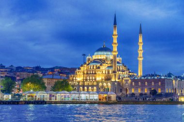 Günbatımında Yeni Cami veya Valide Sultan Camii ve Altın Boynuz 'a bakan güzel şehir manzarası İnstabul, Türkiye