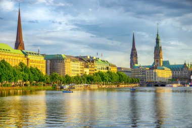 Şehir merkezinin panoramik manzarası Hamburg Belediye Binası ile, kilise kuleleri Binnenalster Gölü 'ne yansıdı gün batımında, Hamburg, Almanya