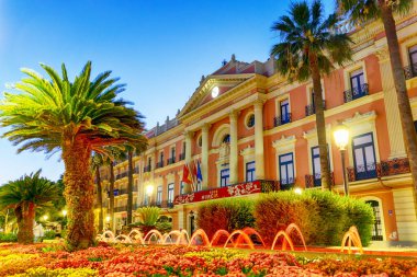 Alacakaranlıkta Belediye Binası 'nın (Casa Consistorial) önündeki aydınlık çeşmeler, Murcia, İspanya