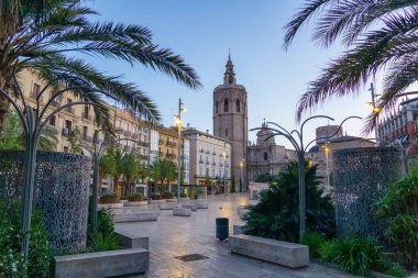 Valencia Katedrali (Metropolitan Basilica Katedrali) ve çan kulesi El Miguelete 'nin önündeki meydan, Valencia, İspanya