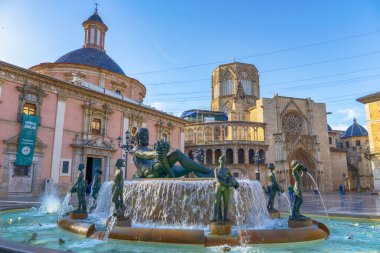 Valencia 'nın Santa Maria Meydanı, Turia Çeşmesi, Terkedilmiş Meryem Ana ve Valencia Katedrali Bazilikası' nın (Metropolitan Bazilika Katedrali) manzarası, İspanya