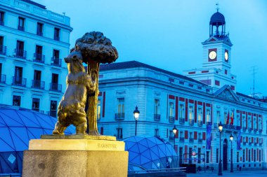 Puerta del Sol Meydanı 'nda bir ayı heykeli ve şafak vakti bir çilek ağacı, Madrid, İspanya
