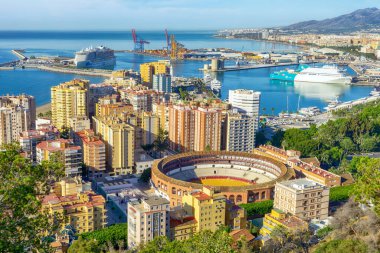 Sahil şehrinin panorama limanı, Plaza de toros de La Malagueta ve şehir manzarası güneşli bir günde, Malaga, Endülüs, İspanya - 23 Mayıs 2025