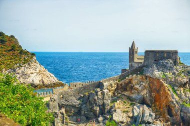 San Pietro Kilisesi Akdeniz 'e bakan kayalık bir arazide Lord Byron mağarası yakınında Porto Venere La Spezia, İtalya
