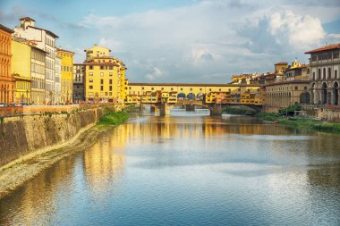 İtalya, Floransa 'daki Arno Nehri üzerindeki Ortaçağ Ponte Vecchio köprüsü - 13 Haziran 2018