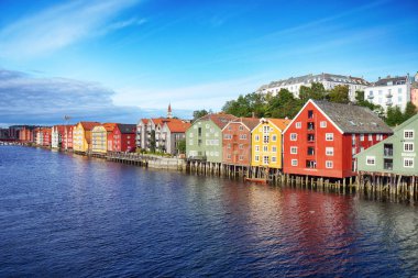 Eski renkli ahşap evlerin panoramik manzarası ve bir yaz günü Nidelva Nehri, Trondheim, Norveç - 19 Temmuz - 2017