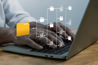 belge yönetim sistemi. Insanlar masadaki sanal grafik simgesi olan dizüstü bilgisayarları kullanıyorlar, dijital pazarlama, bulut hesaplama, iş finansmanı, internet ağı teknolojisi kavramı
