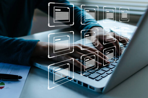 деловые люди вручную используют ноутбук с иконкой виртуальной базы данных, систему управления документами, цифровой маркетинг, облачные вычисления, бизнес-финансы, интернет, концепцию сетевых технологий