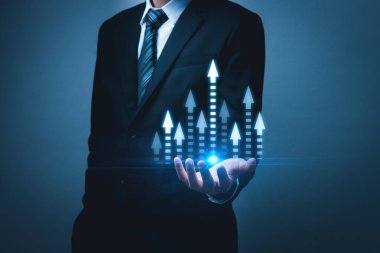 Liderlik. Sanal grafik şeması, iş finansmanı, trend analizi, dijital pazarlama, şirket stratejisi, iş geliştirme, yatırım stratejisi kavramına sahip takım elbiseli akıllı iş adamı