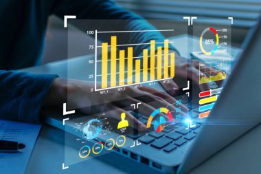 İş adamları mobil dizüstü bilgisayar, dijital teknoloji, iş stratejisi, borsa yatırımı, iş finans teknolojisi konsepti üzerinde sanal grafik grafik grafiklerini analiz ederler.