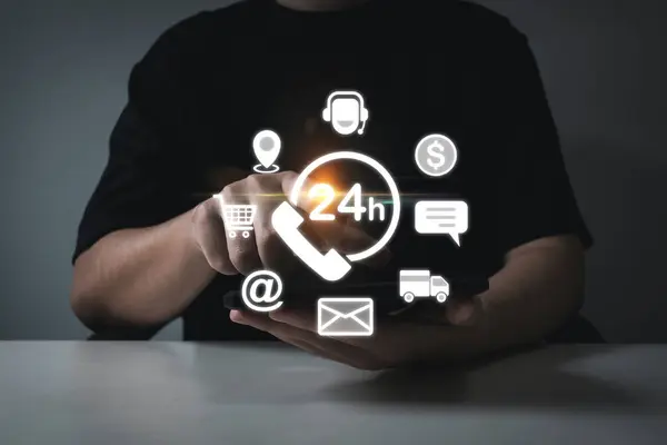 24人支持 人们用虚拟工作的7天 每天24小时的图标图用手触摸手机 与我们联系 数字营销技术 客户服务 服务台在线支持概念 免版税图库图片
