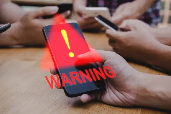 アンチウイルス デスク ウイルス保護ソフトウェア サイバー ビジネスファイナンス インターネットネットワーク技術コンセプト上の仮想マルウェア攻撃の警告グラフィックアイコンを使用して携帯電話を使用する人々 ストック画像