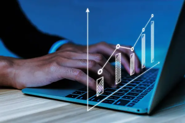 Бизнес Стратегия Бизнесмен Анализирует Виртуальный Графический Финансовый График Мобильном Ноутбуке Лицензионные Стоковые Изображения