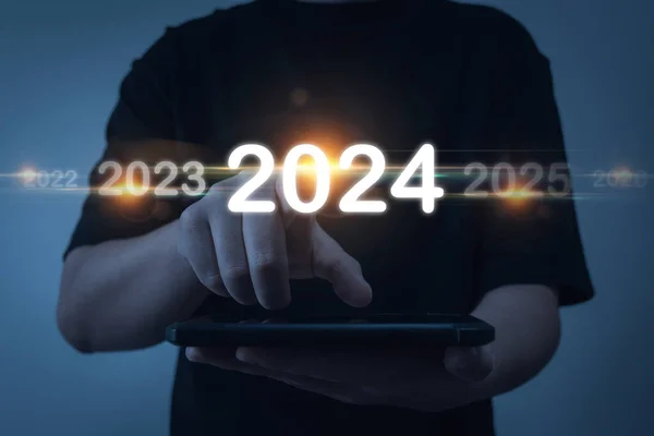 2024 ビジネスの人々は ダークバックグラウンドの仮想スクリーン 目標目標 2023年から2024年への変更 ビジネスプランニング 幸せな新年のコンセプトで 2024年に触れて指摘します ロイヤリティフリーのストック写真