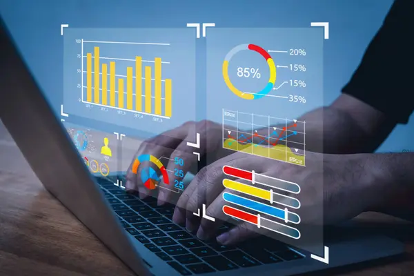 Бухгалтер Анализирует Виртуальную Графическую Диаграмму Финансового Графика Ноутбуке Цифровые Технологии Стоковое Фото