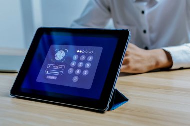 Şifre. iş adamlarının arka planı, dijital pazarlama, siber güvenlik, iş finansmanı, internet ağı teknolojisi kavramına sahip kilit kodlu dijital mobil tablet görüntüsü