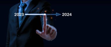 Gol! İş adamı 2023 'ten 2024' e kadar karanlık arka plan, hedef hedef hedef, 2023 'ten 2024' e değişim, strateji, yatırım, iş planlaması, mutlu yıllar konsepti