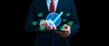 Kalite Güvencesi. İş adamı cep telefonuna dokunuyor. Koyu arkaplan, kalite kontrolü, iş finansmanı, garanti, siber güvenlik, dijital teknoloji kavramı...