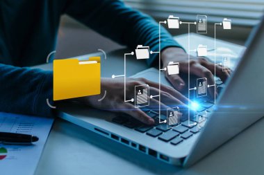 İş adamları dizüstü bilgisayarda belge yönetim sisteminde masa başında grafik simgesi diyagramı, dijital pazarlama, bulut hesaplama, iş finansmanı, internet ağı teknolojisi kavramı üzerinde çalışıyorlar.