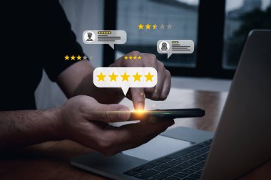 Müşteri memnuniyeti görevlileri otelin iyi notunu, memnuniyetini, müşteri değerlendirmesini, dijital pazarlamayı, iyi deneyimi, ürün değerlendirmesini değerlendirmek için beş yıldızlı cep telefonu kullanıyor.