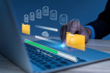 Bulut Hesaplama. İş adamları dizüstü bilgisayarda el ele tutuşuyorlar dosya transferi holografik yapay zeka ikonu, yedek depolama, yapay zeka, bulut depolama teknolojisi konsepti