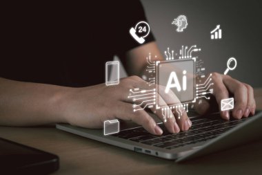 Ai Chat. Dizüstü bilgisayar, yapay zeka, makine öğrenme, veri analizi, dijital yenilik, gelecekteki teknoloji eğilimleri, dijital pazarlama kavramı üzerinde çalışan iş adamları