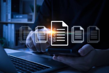 Bul. HR yöneticisi cep telefonu, takım lideri, iş pazarlama, dosya yönetimi, işe alım, insan kaynakları yönetimi, iş görüşmesi kavramı ile sanal grafik dijital özgeçmişini seçiyor