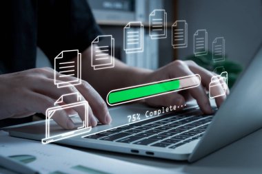 İndiriyorum. İş adamları mobil laptop, Data Center, bulut bilgisayarı, yedek depolama yönetimi, yapay zeka, bulut depolama teknolojisi konsepti üzerinden el ile dosya transferi yapıyorlar.