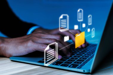 Veri Merkezi. İş adamları elle dosya transferini dizüstü bilgisayara yükler, dosya yükler, bulut hesaplar, yedek depolama yönetimi, yapay zeka, bulut depolama teknolojisi kavramı