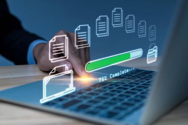 Dosya Aktarımı. İş adamları dizüstü bilgisayarın taşınma dosyasına dokunarak bulut depolama, bulut bilgisayarı, yedek depolama yönetimi, yapay zeka, bulut depolama teknolojisi kavramına ulaşırlar.