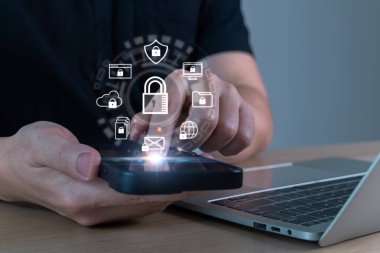 Siber güvenlik. kullanıcı eli cep telefonunda veri koruma uygulaması kullanıyor, yedek depolama yönetimi, antivirüs, veri koruması, internet ağı teknolojisi, bulut depolama teknolojisi kavramı