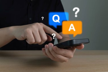 Bir sorum var. kullanıcı müşterileri Q ve A kelime simgesi, problem çözme, iş görüşmesi, yardım masası, çözüm yardımı, cevap işi, çevrimiçi müşteri destek konsepti ile cep telefonu kullanırlar