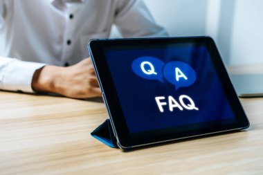 SSS. Q ve A sözcük simgesi dijital mobil akıllı tablet görüntüleme, sıklıkla sorulan sorular, problem çözme, iş görüşmesi, çözüm yardımı, cevap işi, çevrimiçi müşteri destek konsepti