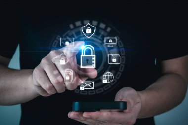 Anti virüs uygulaması. kullanıcı eli cep telefonunda veri koruma uygulaması, yedek depolama yönetimi, veri koruması, internet ağ teknolojisi, bulut depolama teknolojisi kavramı