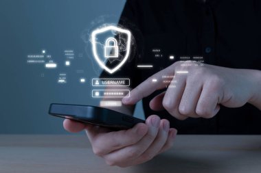 Anti virüs. İnsanlar cep telefonu, yedek depolama yönetimi, anti virüs, güvenlik duvarı, veri koruması, internet ağ teknolojisi, bulut depolama kavramı üzerinde veri koruma uygulaması kullanıyorlar