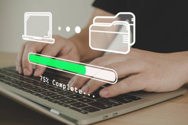 Dizüstü bilgisayardaki dijital depolama veri merkezine dosya indir, veri senkronizasyonunu temsil eden, akıllı ofis ortamında modern kablosuz teknoloji, bulut hesaplama teknolojisi kavramı